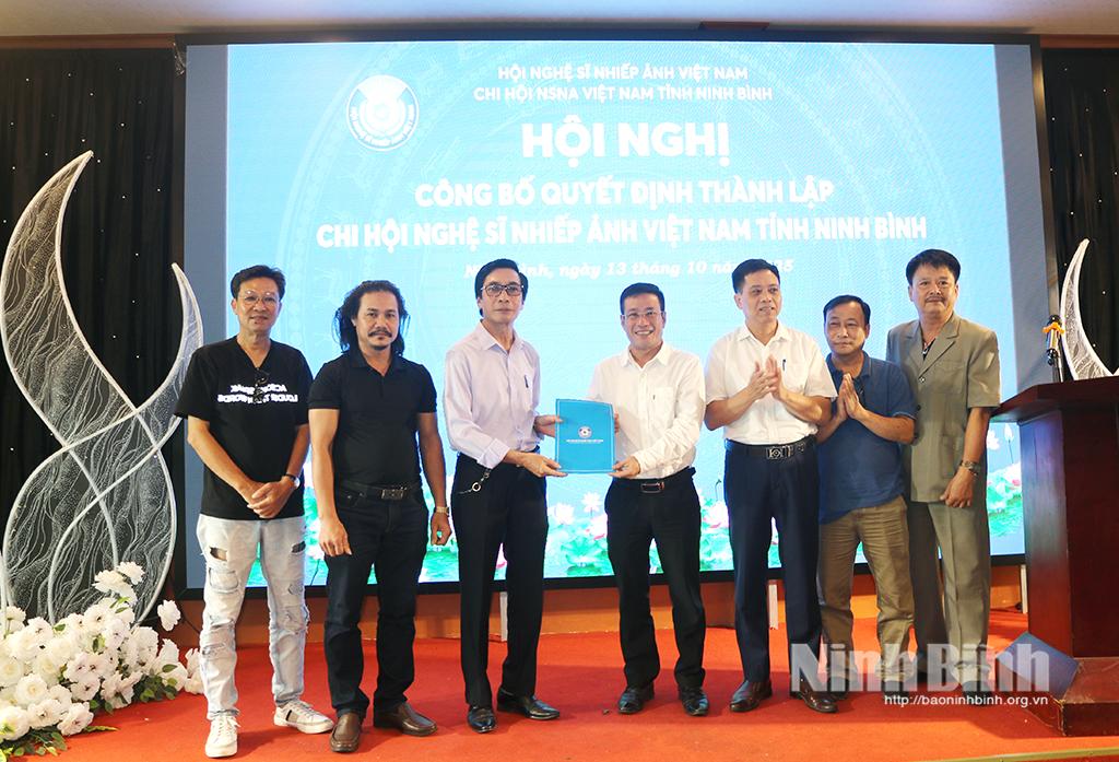 Đại diện Hội Nghệ sĩ Nhiếp ảnh Việt Nam trao Quyết định cho Ban chấp hành Chi hội nghệ sĩ Nhiếp ảnh Việt Nam tỉnh Ninh Bình.