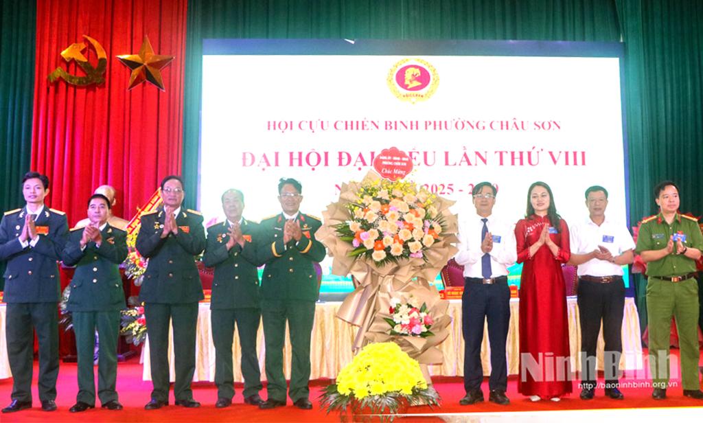 Lãnh đạo phường Châu Sơn tặng hoa chúc mừng Đại hội.