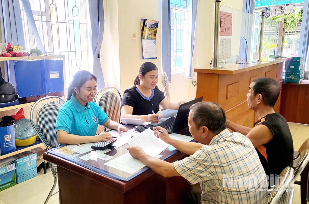 Nhân viên tổ chức dịch vụ thu Công ty TNHH BH Thuỷ Dương tuyên truyền chính sách BHXH cho người dân phường Nam Định.