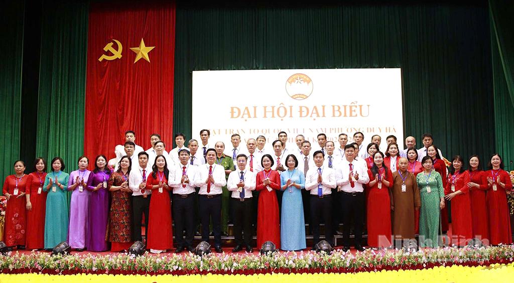 Các đại biểu chụp ảnh lưu niệm cùng Ủy ban MTTQ Việt Nam phường Duy Hà, nhiệm kỳ 2025-2030.