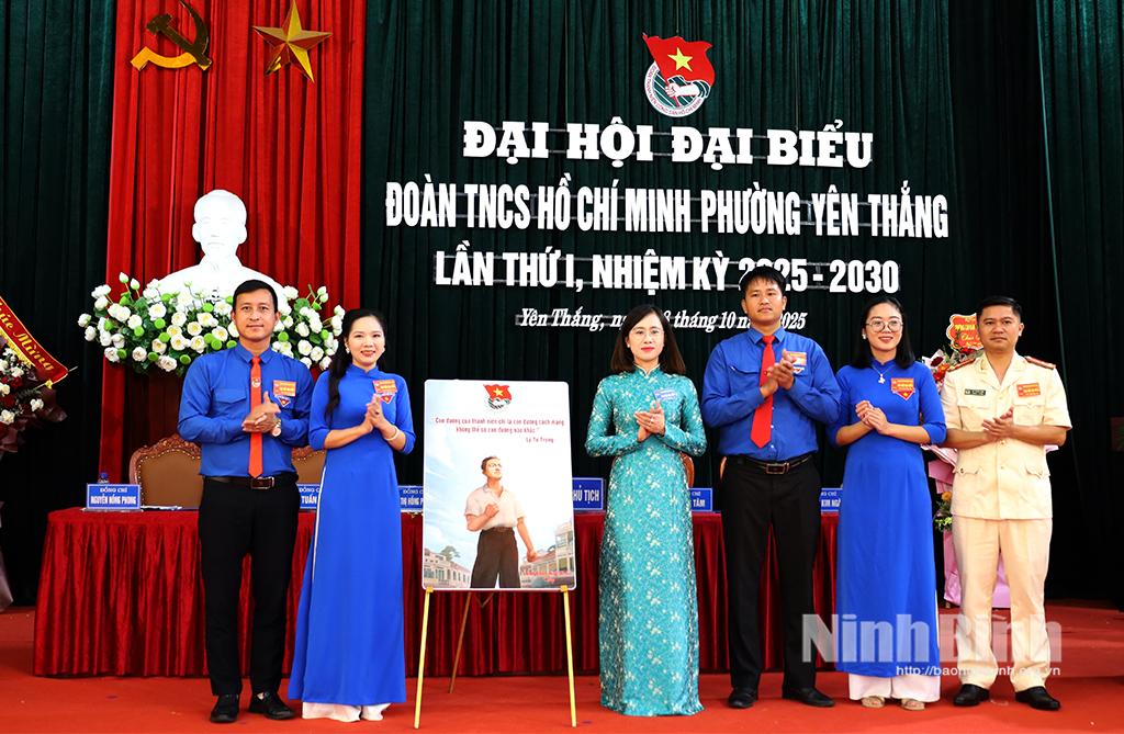 Đại diện lãnh đạo Tỉnh đoàn tặng tranh chúc mừng Đại hội đại biểu Đoàn TNCS Hồ Chí Minh phường Yên Thắng lần thứ I.