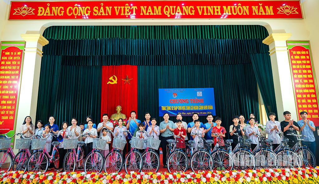 Lãnh đạo xã Yên Mạc và đại diện Câu lạc bộ Thiện Tâm An 35 trao tặng xe đạp cho các em có hoàn cảnh khó khăn.