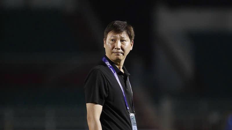 Huấn luyện viên Kim Sang-sik chỉ đạo các học trò trong trận đấu giữa đội tuyển Việt Nam và đội tuyển Nepal ở vòng loại Asian Cup. Ảnh: Thanh Vũ