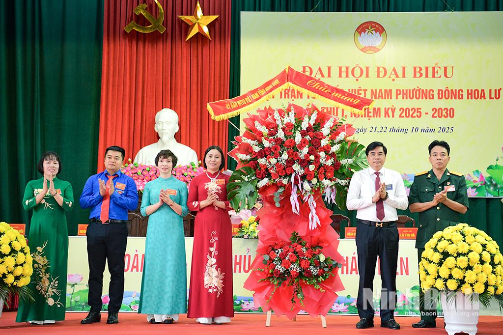 Đồng chí Nguyễn Hải Long, Tỉnh ủy viên, Phó Chủ tịch Ủy ban MTTQ Việt Nam tỉnh, Chủ tịch Liên đoàn Lao động tỉnh tặng hoa chúc mừng Đại hội đại biểu MTTQ Việt Nam phường Đông Hoa Lư.