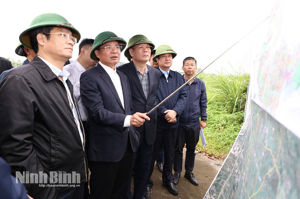 Đoàn khảo sát hiện trạng và nghe báo cáo về các vị trí dự kiến đặt Cảng hàng không quốc tế Ninh Bình vị trí 1 và 2 tại xã Bình Mỹ.