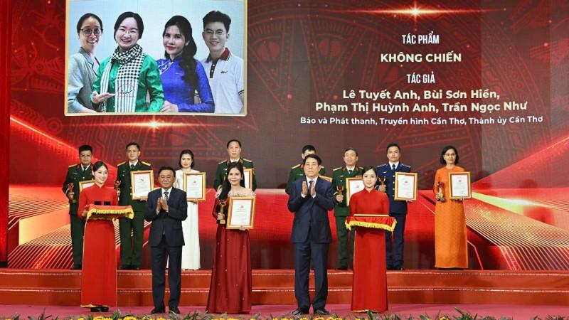 Chủ tịch nước Lương Cường và đồng chí Trần Cẩm Tú, Ủy viên Bộ Chính trị, Thường trực Ban Bí thư, Trưởng Ban Chỉ đạo 35 Trung ương trao giải A tặng các tác giả.