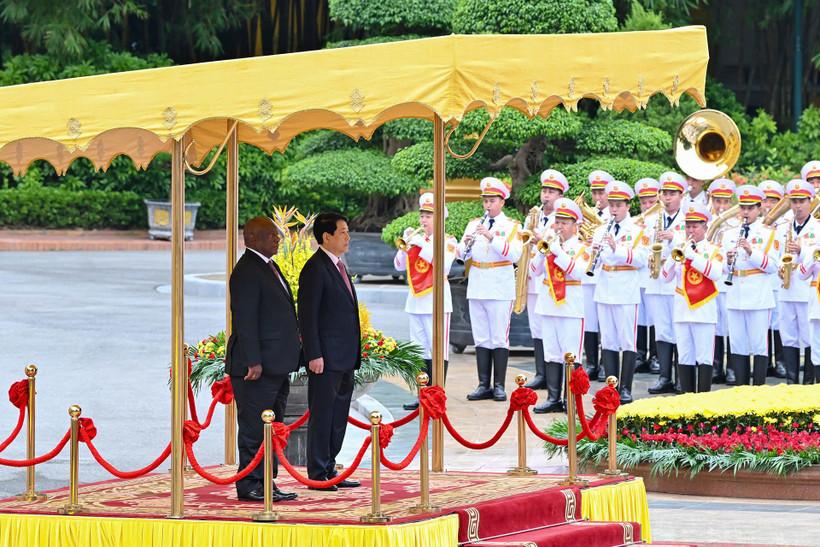 Chủ tịch nước Lương Cường chủ trì lễ đón cấp Nhà nước Tổng thống Nam Phi Matamela Cyril Ramaphosa. (Ảnh: Thủy Nguyên)