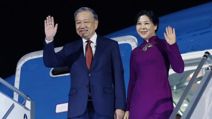 Lễ đón Tổng Bí thư và Phu nhân tại sân bay quốc tế Sofia. (Ảnh: THỐNG NHẤT/TTXVN)