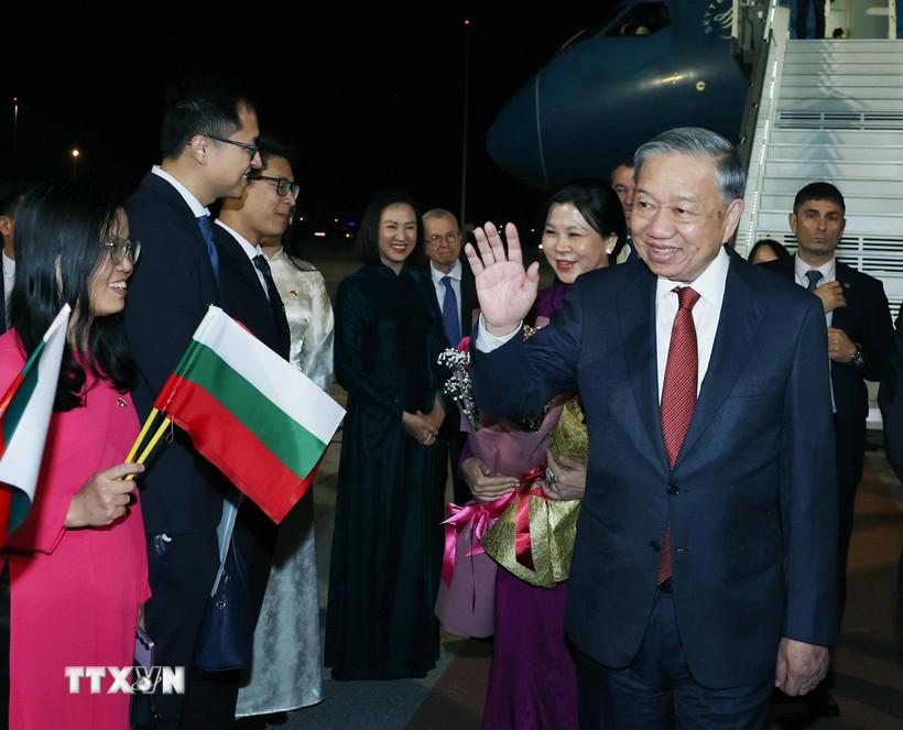 Lễ đón Tổng Bí thư Tô Lâm và Phu nhân tại sân bay quốc tế Sofia. (Ảnh: Thống Nhất/TTXVN)