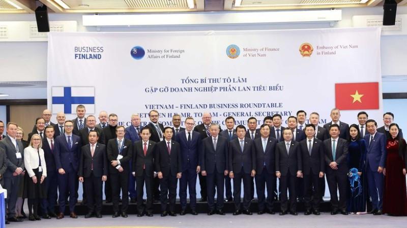 Tổng Bí thư Tô Lâm gặp một số doanh nghiệp tiêu biểu của Phần Lan tại thủ đô Helsinki, ngày 21/10/2025. (Ảnh: TTXVN)