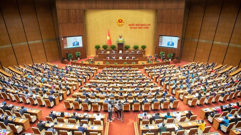 Phiên họp toàn thể ở hội trường tại Kỳ họp thứ 10, Quốc hội khóa XV. (Ảnh: DUY LINH)