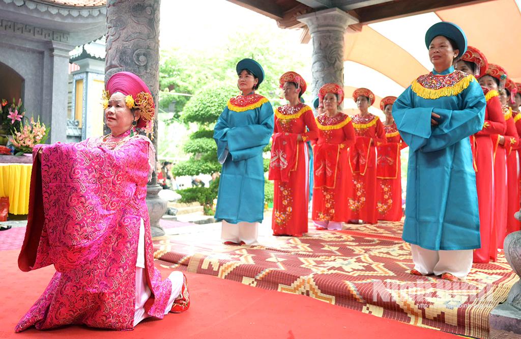 Nghi thức lễ tế nữ quan tại lễ tiệc Thánh Mẫu Cửu Trùng Thiên.