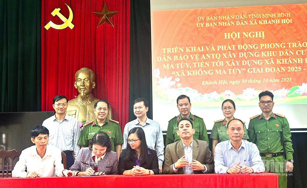 Đại diện các trường học trên địa bàn xã Khánh Hội ký kết giao ước xây dựng môi trường không có ma túy.