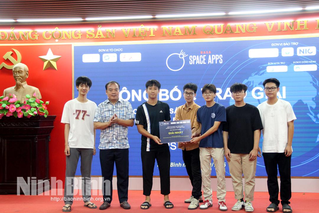 Lãnh đạo Sở Khoa học và Công nghệ tỉnh Ninh Bình trao giải Nhất cho đội Bluemarble.