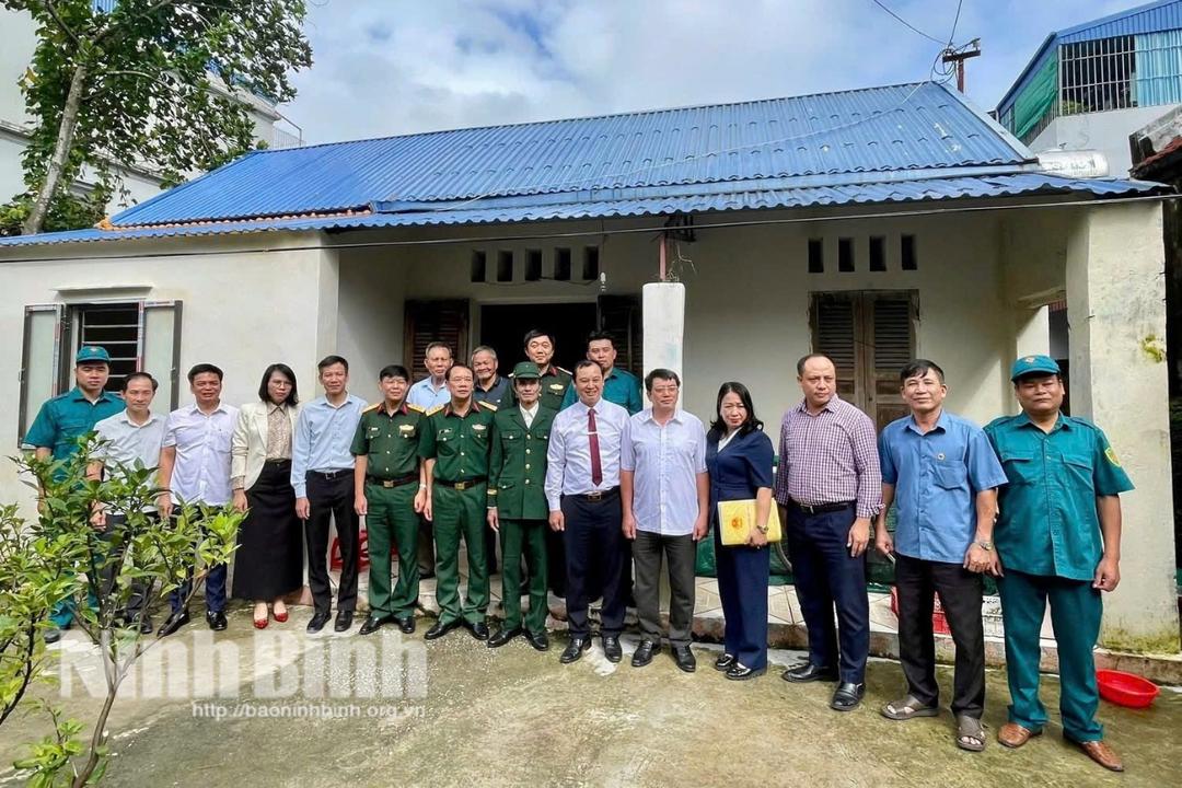Lãnh đạo Bộ CHQS tỉnh, Ban Chỉ huy PTKV 3 - Đông A và các đại biểu thăm ngôi nhà mới xây tặng ông Trần Văn Quyền, ở phường Thiên Trường.