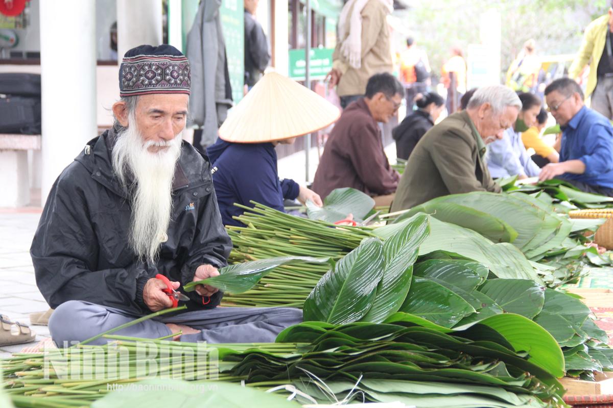 “Cây cao bóng cả” gìn giữ hồn quê.