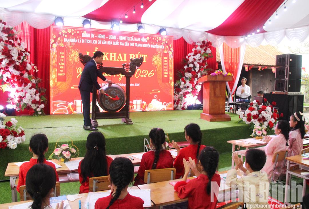 Lãnh đạo xã Nam Hồng thực hiện nghi thức đánh trống mở đầu Lễ khai bút Xuân Bính Ngọ 2026.