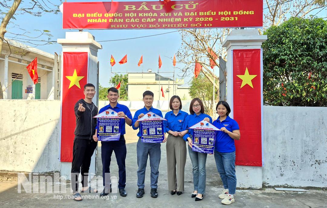 Đoàn Thanh niên xã Nam Đồng triển khai thực hiện công trình thanh niên “Thư viện bầu cử số” tại các khu vực bỏ phiếu trên địa bàn xã.