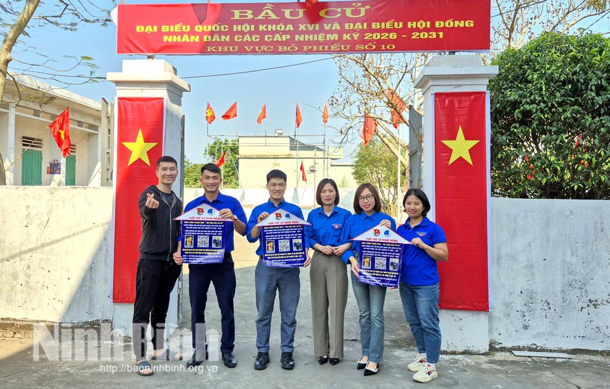 Đoàn Thanh niên xã Nam Đồng triển khai thực hiện công trình thanh niên “Thư viện bầu cử số” tại các khu vực bỏ phiếu trên địa bàn xã.