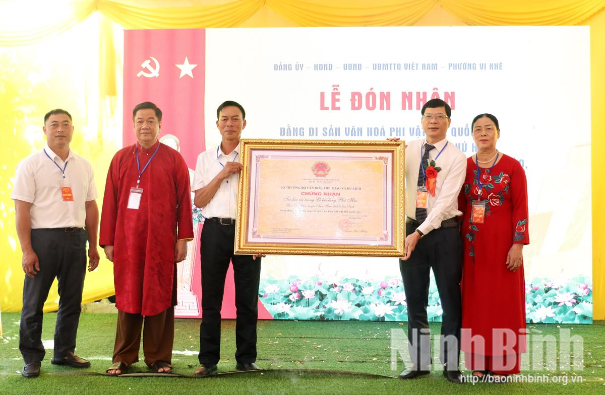 Lãnh đạo phường Vị Khê trao Bằng công nhận Di sản văn hóa phi vật thể quốc gia “Trò Kéo cõi” cho đại diện địa phương.