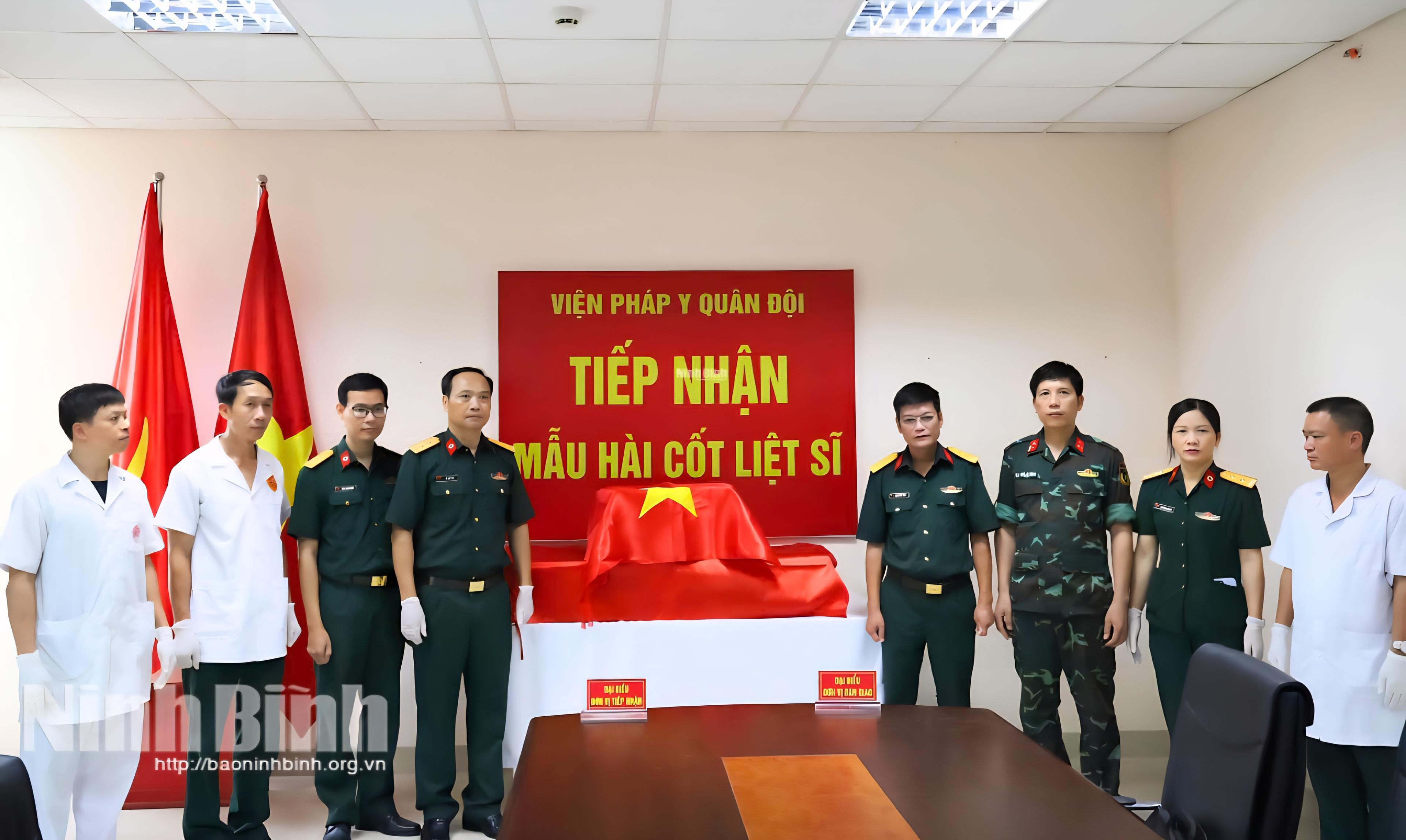 Lực lượng chức năng bàn giao các mẫu hài cốt liệt sĩ cho Viện Pháp y Quân đội để thực hiện giám định ADN.