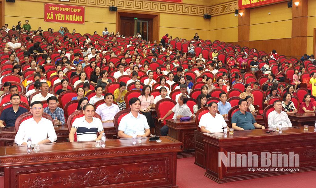 Các đại biểu dự chương trình.