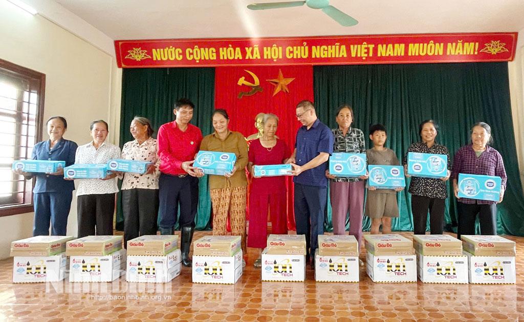 Lãnh đạo Hội Chữ thập đỏ tỉnh và chính quyền địa phương, nhà tài trợ trao quà cho các hộ dân bị ảnh hưởng ngập lụt tại xã Yên Mạc.