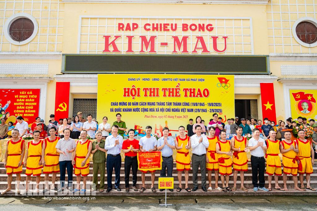 Ban tổ chức trao giải nhất môn bơi chải cho đội Thượng Kiệm.