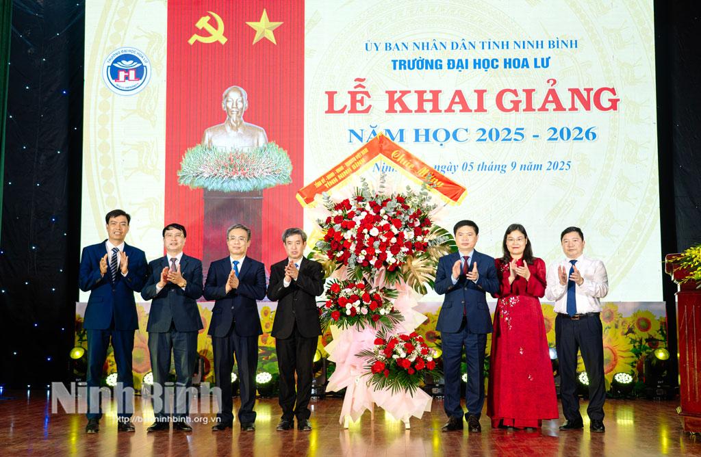 Đồng chí Trương Quốc Huy, Bí thư Tỉnh ủy, Trưởng Đoàn đại biểu Quốc hội tỉnh tặng hoa chúc mừng Trường Đại học Hoa Lư.