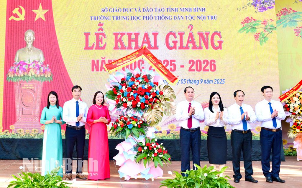 Đồng chí Mai Văn Tuất, Phó Bí thư Tỉnh ủy, Chủ tịch Ủy ban MTTQ Việt Nam tỉnh tặng lẵng hoa chúc mừng Trường THPT Dân tộc Nội trú (xã Nho Quan).