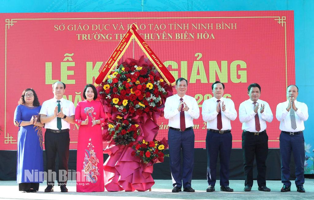 Đồng chí Lê Quốc Chỉnh, Phó Bí thư Tỉnh ủy, Chủ tịch HĐND tỉnh tặng lẵng hoa chúc mừng Trường THPT chuyên Biên Hòa.