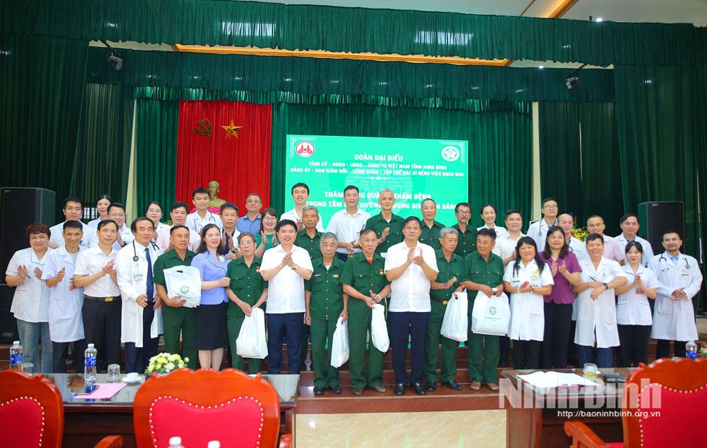 Đồng chí Trương Quốc Huy, Bí thư Tỉnh ủy, Trưởng Đoàn đại biểu Quốc hội tỉnh và Đoàn công tác của Bệnh viện Bạch Mai chụp ảnh lưu niệm cùng Trung tâm Điều dưỡng thương binh Kim Bảng.