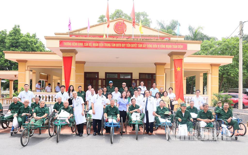 Đoàn công tác Bệnh viện Bạch Mai chụp ảnh lưu niệm với cán bộ, y, bác sỹ và thương bệnh binh Trung tâm Điều dưỡng thương binh Duy Tiên.