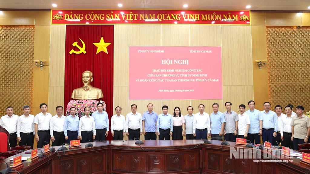 Các đại biểu chụp ảnh lưu niệm.