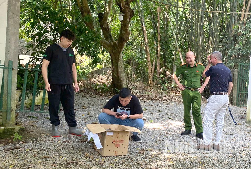 Phòng Cảnh sát Kinh tế (Công an tỉnh Ninh Bình) bàn giao cá thể rái cá vuốt bé cho Save Vietnam’s Wildlife (SVW).