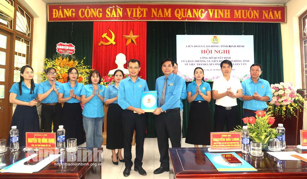 Đồng chí Nguyễn Hải Long, Tỉnh ủy viên, Phó Chủ tịch Ủy ban MTTQ Việt Nam tỉnh, Chủ tịch LĐLĐ tỉnh trao Quyết định thành lập Công đoàn xã Gia Vân