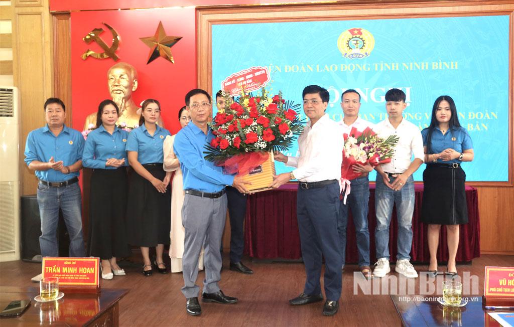 Đồng chí Trần Minh Hoan, Tỉnh ủy viên, Bí thư Đảng ủy, Chủ tịch HĐND xã Vụ Bản tặng hoa chúc mừng Ban Chấp hành Công đoàn xã.