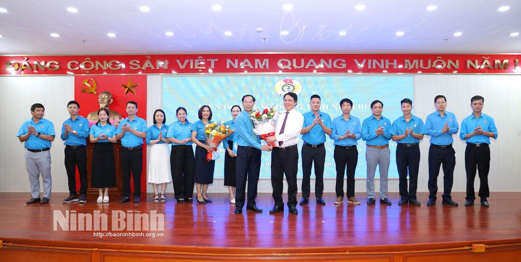 Đồng chí Trần Minh Thắng, Ủy viên Ban Thường vụ Tỉnh ủy, Bí thư Đảng ủy, Chủ tịch HĐND phường Nam Định tặng hoa chúc mừng Ban Chấp hành Công đoàn phường Nam Định.