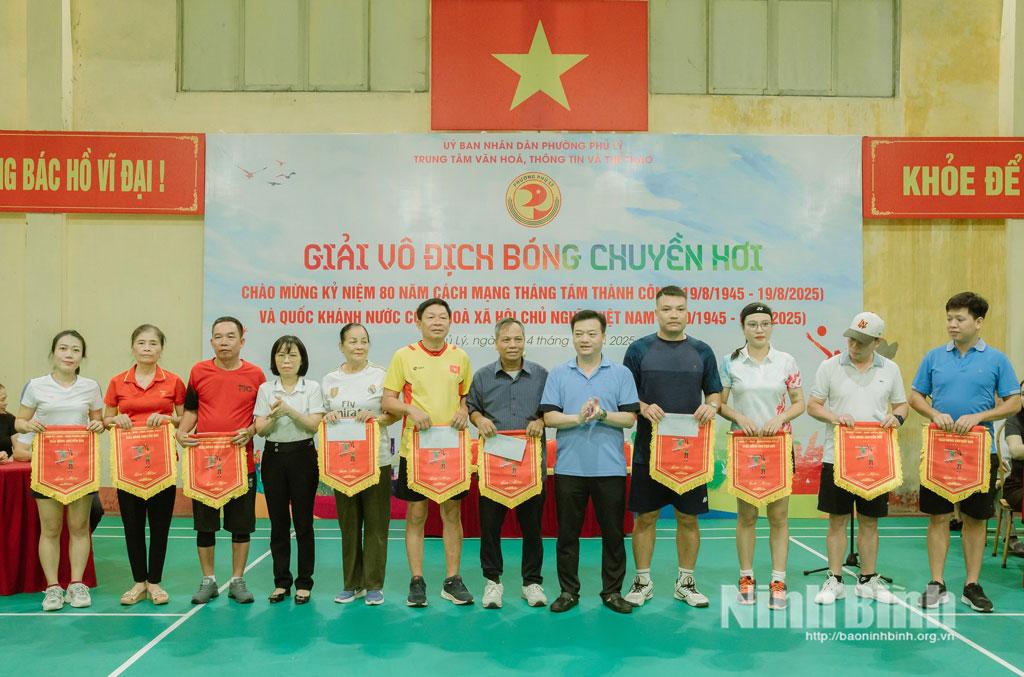 Ban tổ chức trao Cờ lưu niệm cho các đội tham gia Giải.