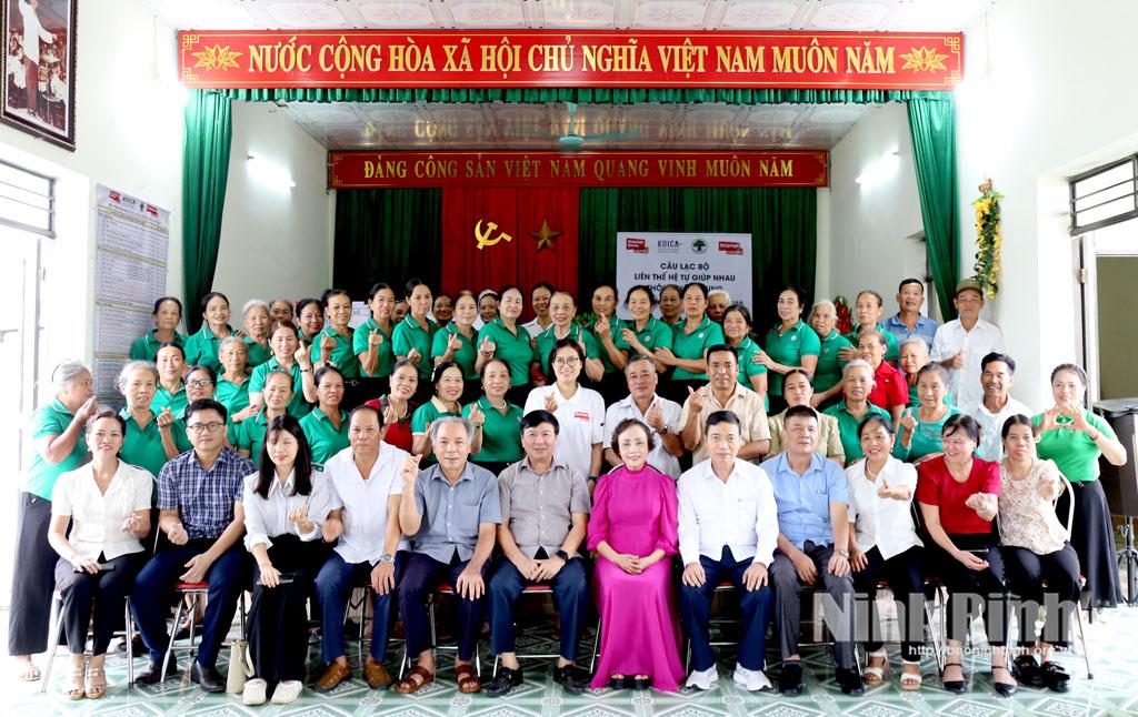 Các đại biểu chụp ảnh lưu niệm cùng hội viên Câu lạc bộ "Liên thế hệ tự giúp nhau" thôn 1 Vân Trung.