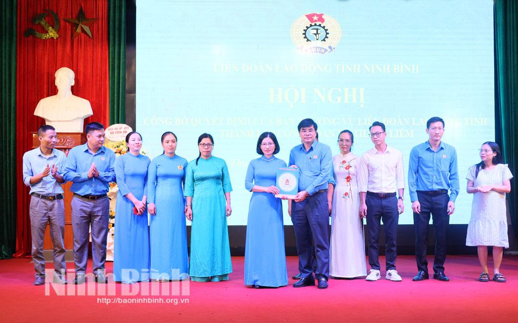 Đồng chí Chủ tịch Liên đoàn Lao động tỉnh Nguyễn Hải Long trao Quyết định thành lập Công đoàn xã Thanh Liêm.