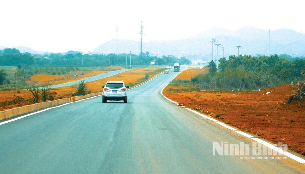 Đại lộ Hoa Lư hoàn thành, đưa vào khai thác sử dụng không những kết nối các tuyến giao thông liên vùng mà còn mở ra cơ hội thu hút đầu tư.