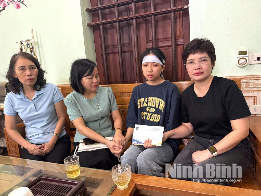 Cô giáo chủ nhiệm Nguyễn Thị Thu cùng Hội phụ huynh đến thăm, động viên gia đình em Nguyễn Thị Hòa.