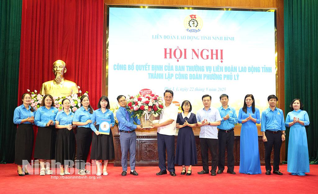 Đồng chí Đào Đình Tùng, Ủy viên Ban Thường vụ Tỉnh ủy, Bí thư Đảng ủy phường Phú Lý tặng hoa chúc mừng Ban Chấp hành Công đoàn phường.