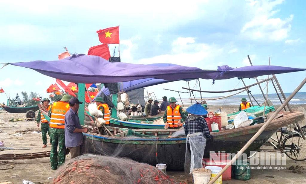 Cán bộ, chiến sĩ Đồn Biên phòng Văn Lý (BĐBP tỉnh Ninh Bình) tuyên truyền cho ngư dân về bão số 9, yêu cầu không ra khơi.