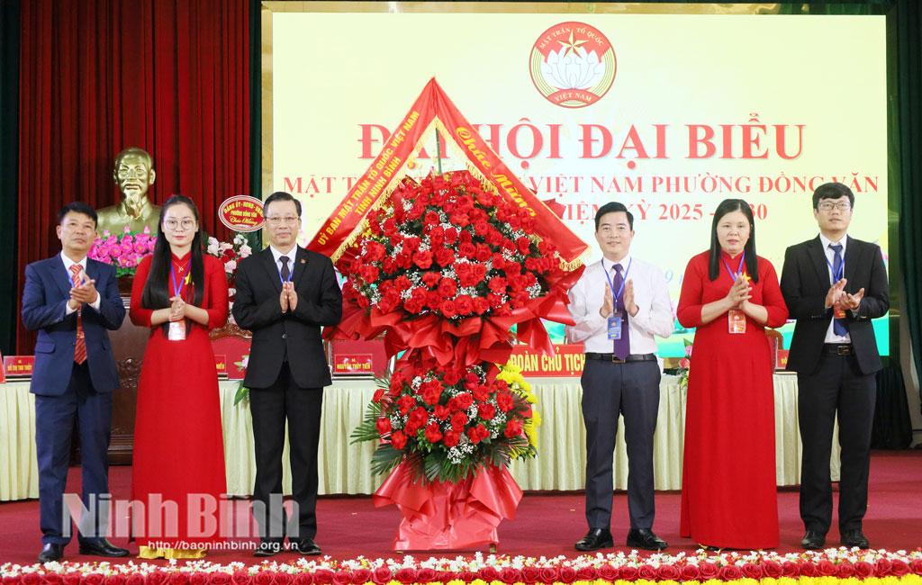 Đồng chí Đinh Trường Sơn, Phó Chủ tịch Ủy ban MTTQ Việt Nam tỉnh Ninh Bình tặng hoa chúc mừng Đại hội.