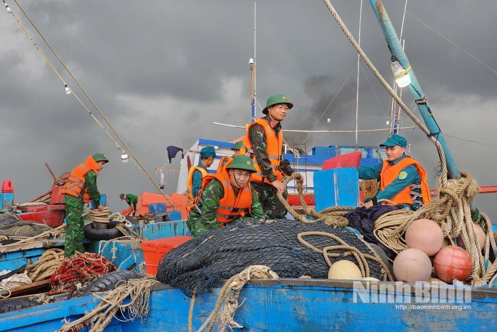 Bộ đội Biên phòng Cửa khẩu cảng Hải Thịnh (Ban chỉ huy BĐBP tỉnh) giúp ngư dân neo đậu tàu thuyền, chủ động ứng phó với bão số 9.