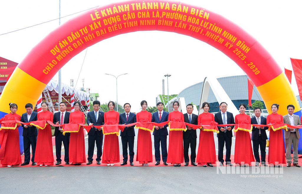 Đồng chí Phạm Quang Ngọc, Phó Bí thư Tỉnh ủy, Chủ tịch UBND tỉnh và các đại biểu thực hiện nghi thức cắt băng khánh thành cầu Chà Là.