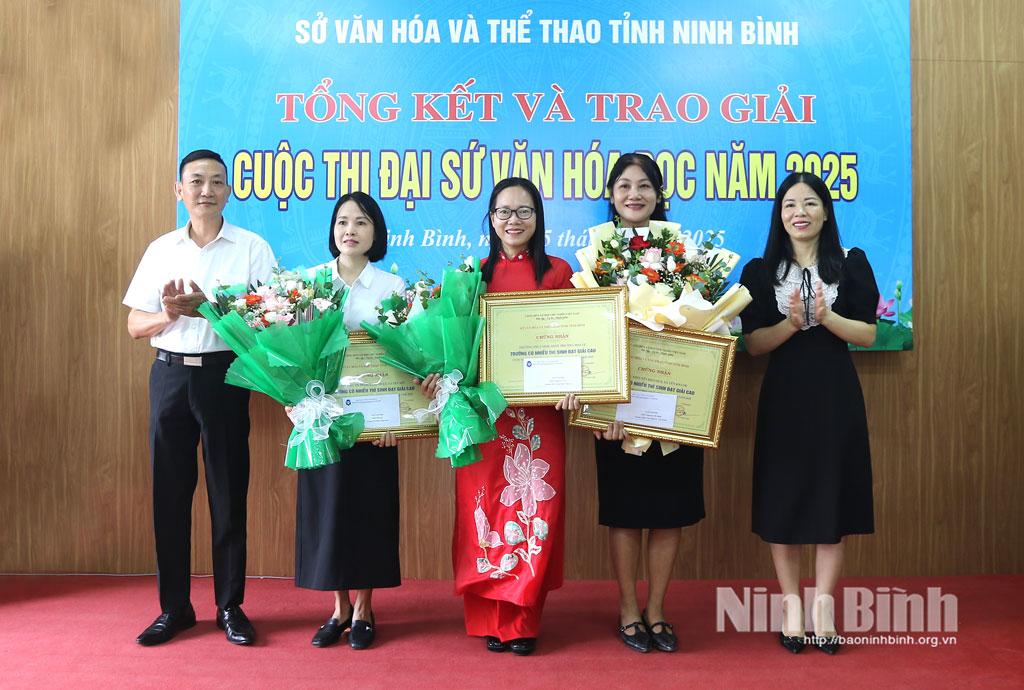Lãnh đạo Ban Tuyên giáo và Dân vận Tỉnh ủy, Ban Tổ chức Cuộc thi trao thưởng cho đại diện 3 trường có nhiều bài dự thi xuất sắc nhất.