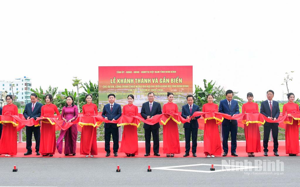 Các đồng chí Thường trực Tỉnh ủy và các đại biểu thực hiện nghi thức cắt băng khánh thành.